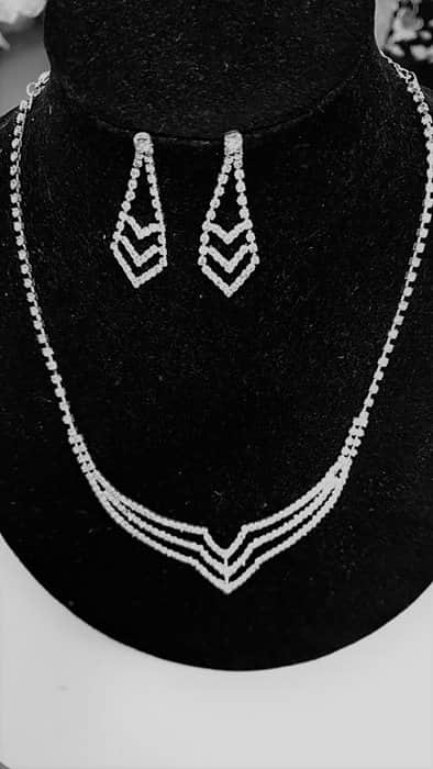 שרשרת ועגילים