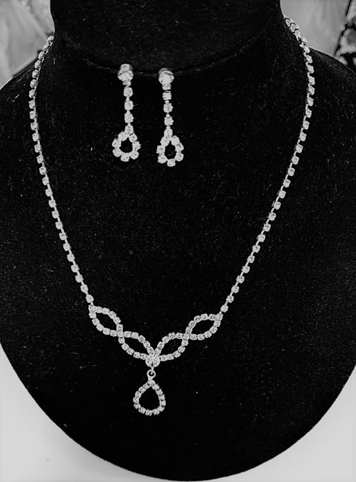 שרשרת ועגילים