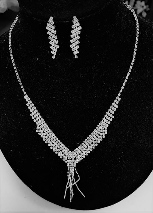 שרשרת ועגילים