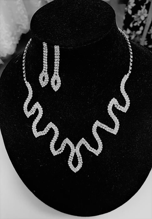 שרשרת ועגילים