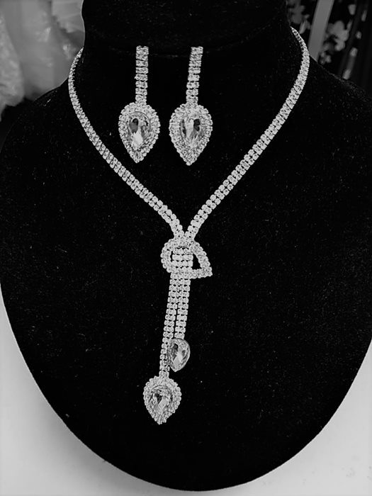 שרשרת ועגילים