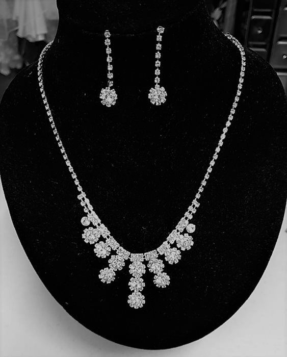 שרשרת ועגילים